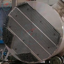 Titanu plienu dengtas vamzdžio lakštas suvirinant sprogstamuoju suvirinimu